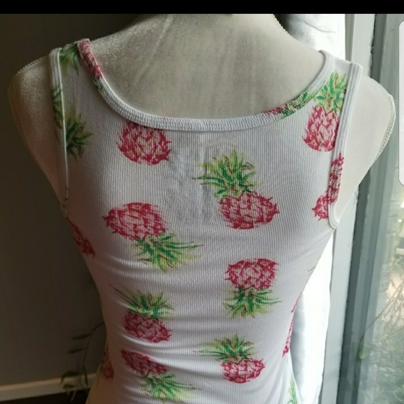 White tank with pineapples - Picture 2 of 3
